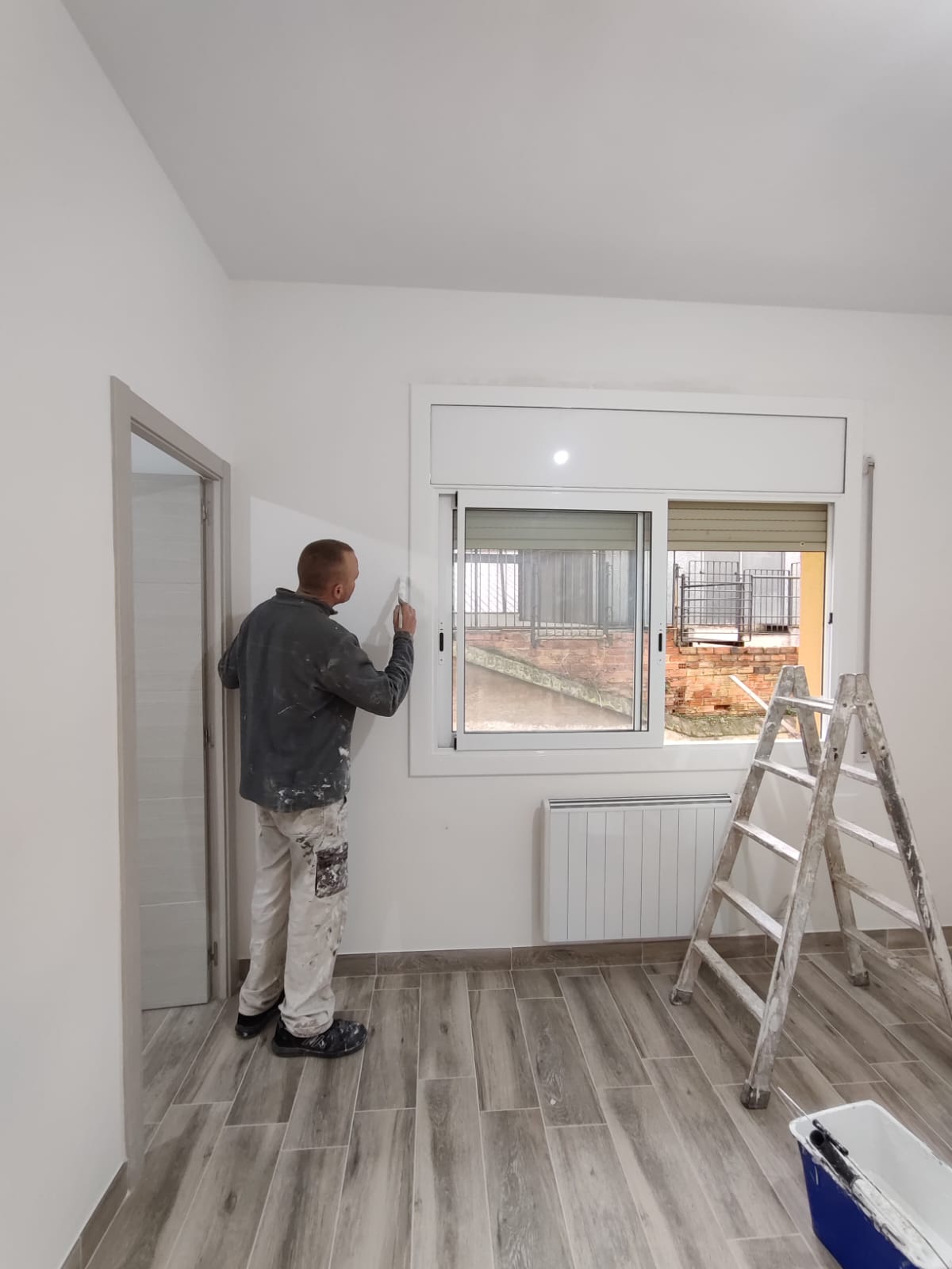 Pintor trabajando en una vivienda