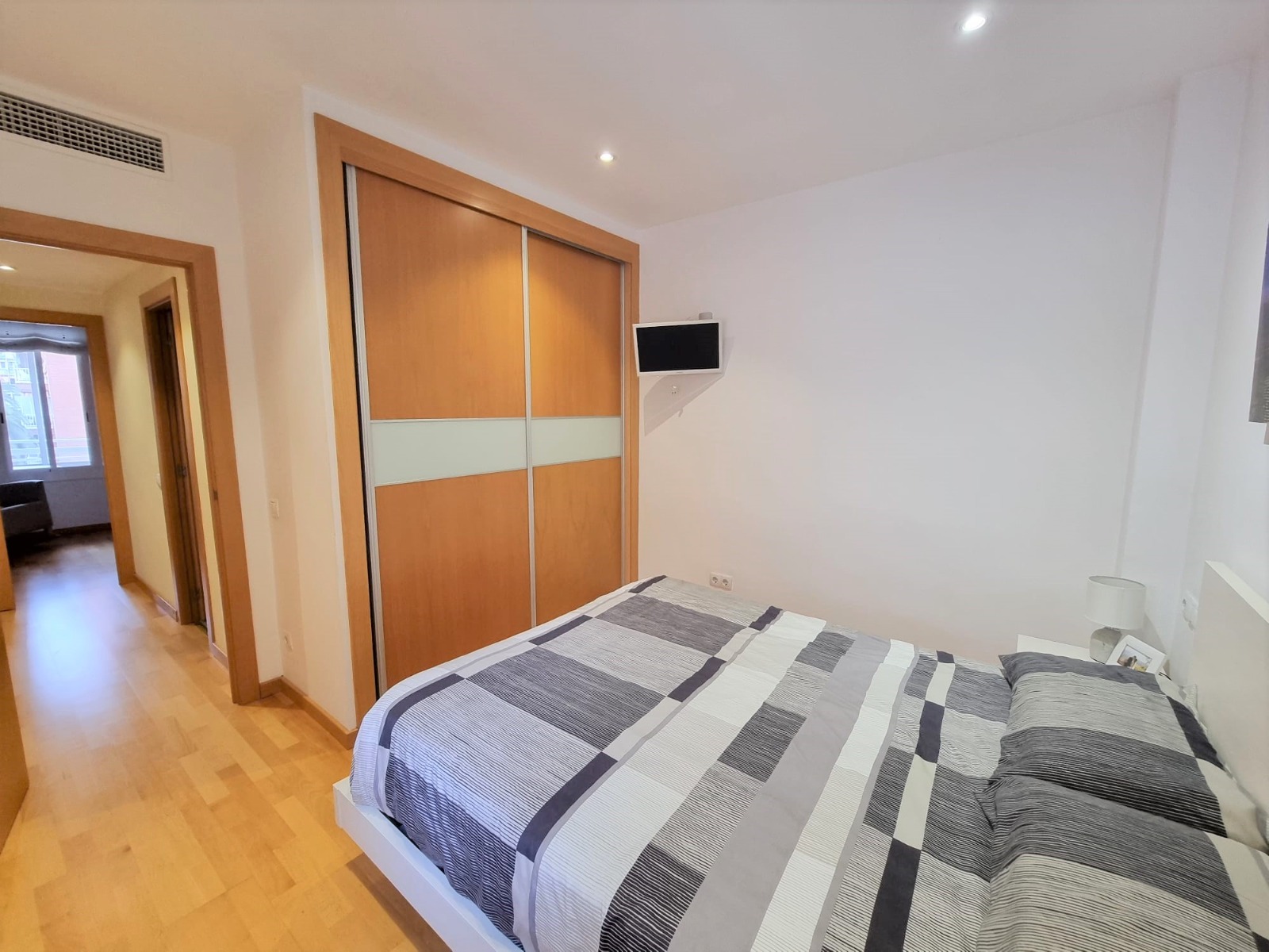 Dormitorio con armario empotrado