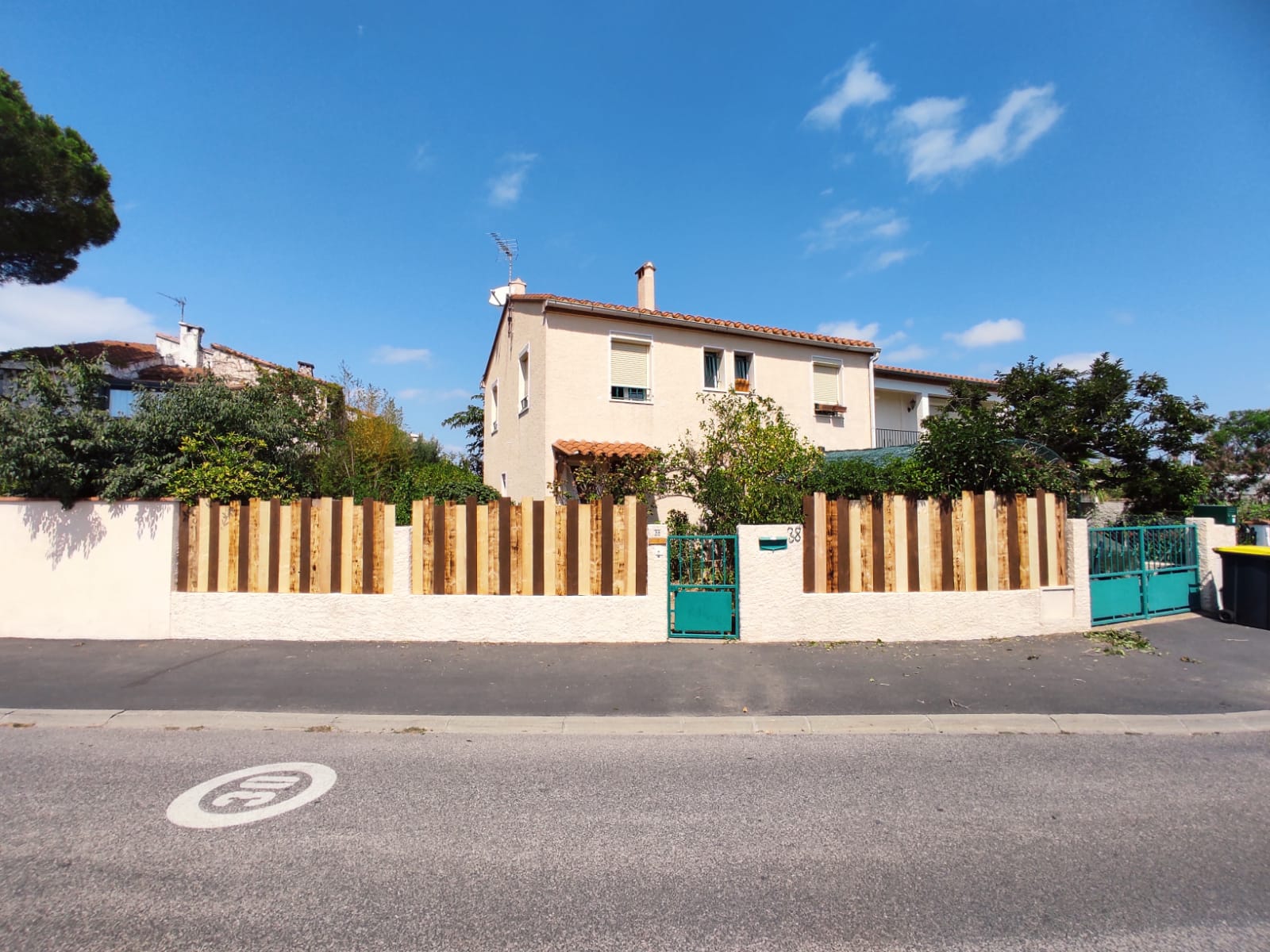 Casa unifamiliar con fachada pintada