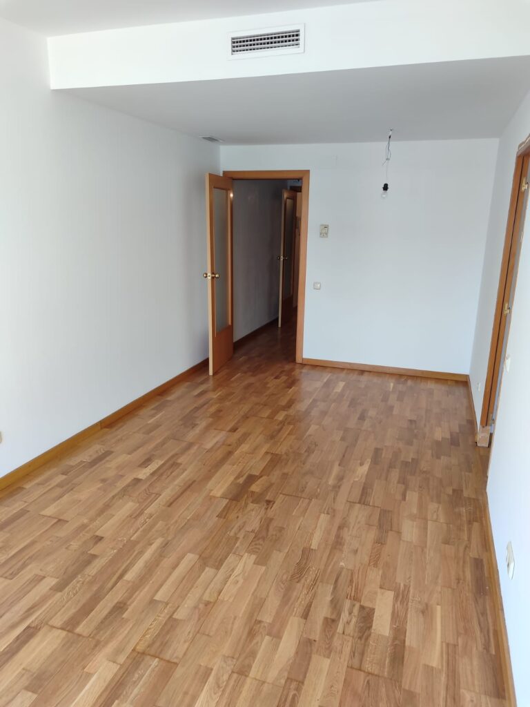 Habitación vacía con paredes pintadas