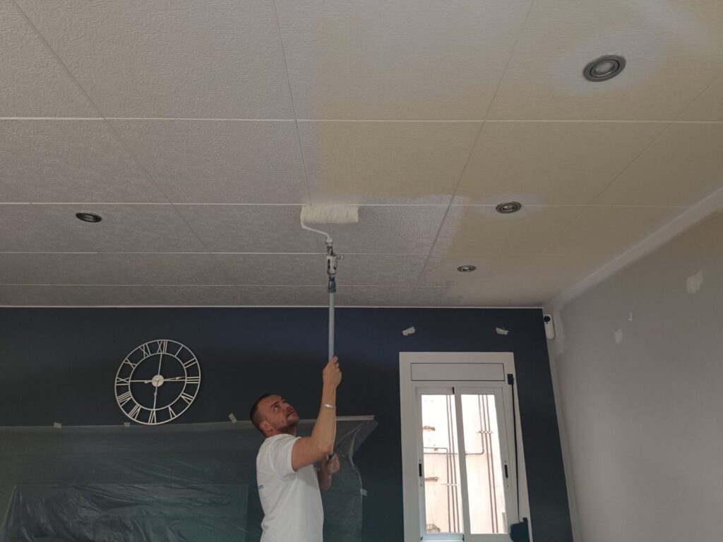Nicolau Vilar pintando un techo
