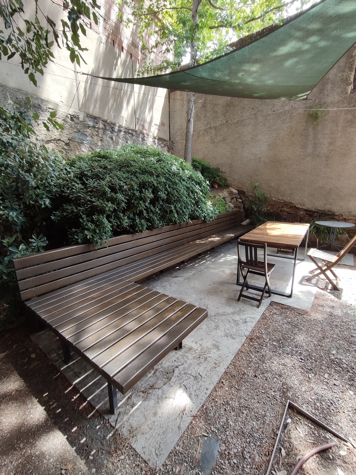 Jardín con mobiliario de madera barnizado