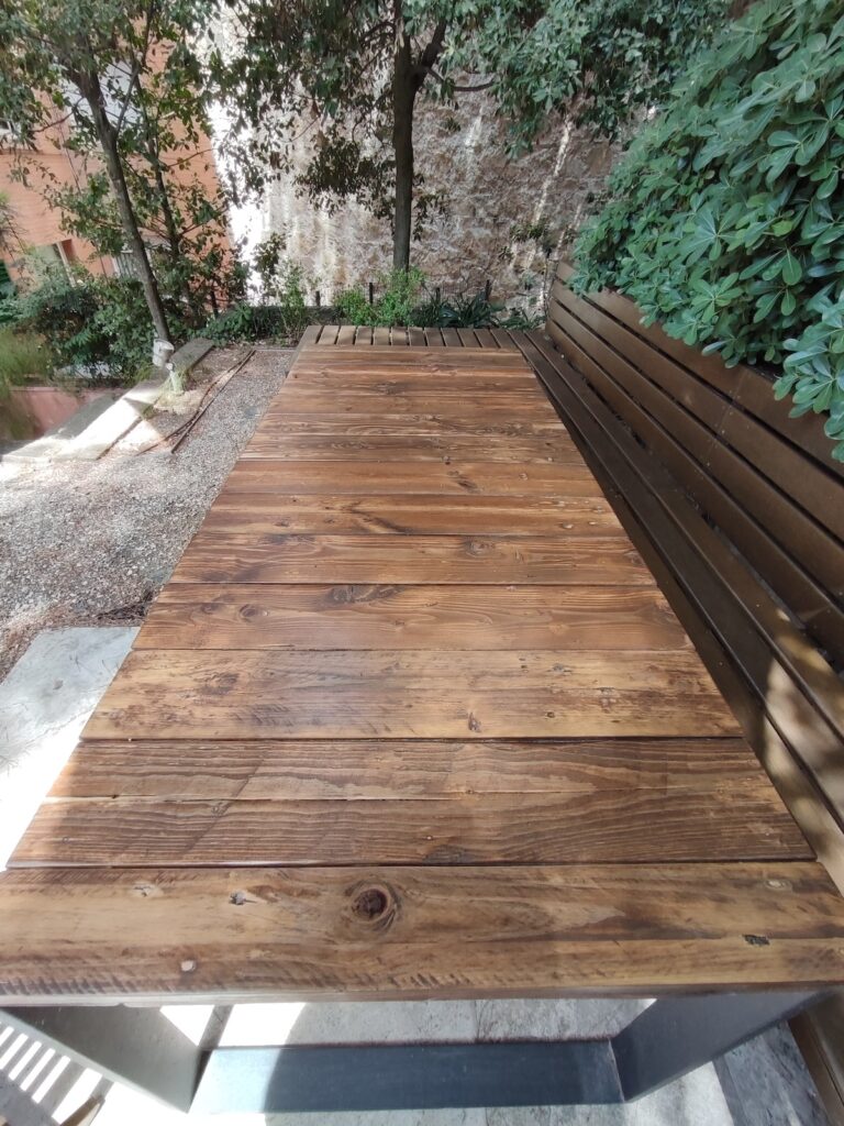 Tarima de madera barnizada