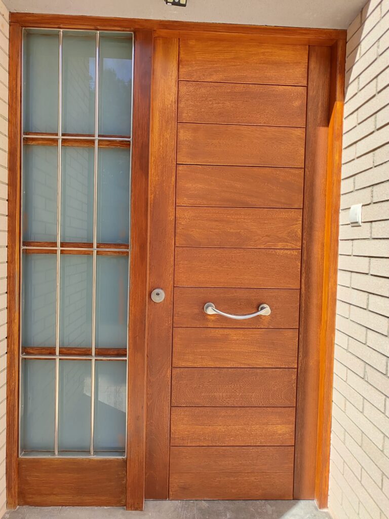 Pasillo con puerta esmaltada