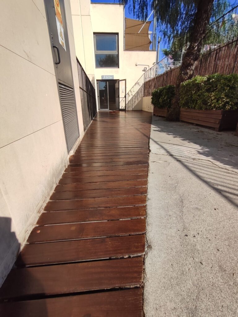 Banco de madera de exterior barnizado